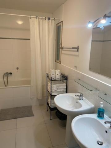 Large 3 Bedroom Family Apartment Close To The River Прага Экстерьер фото